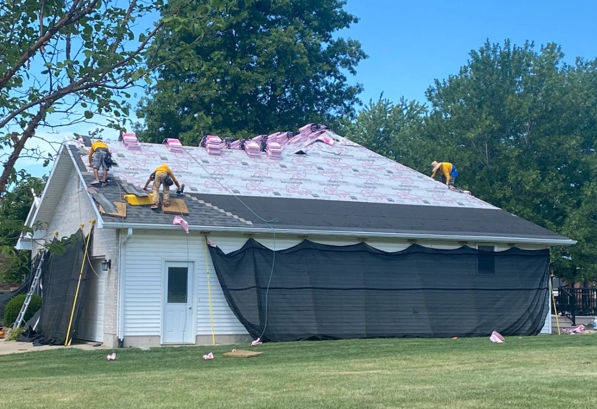 roofing-crew-replacing-roof